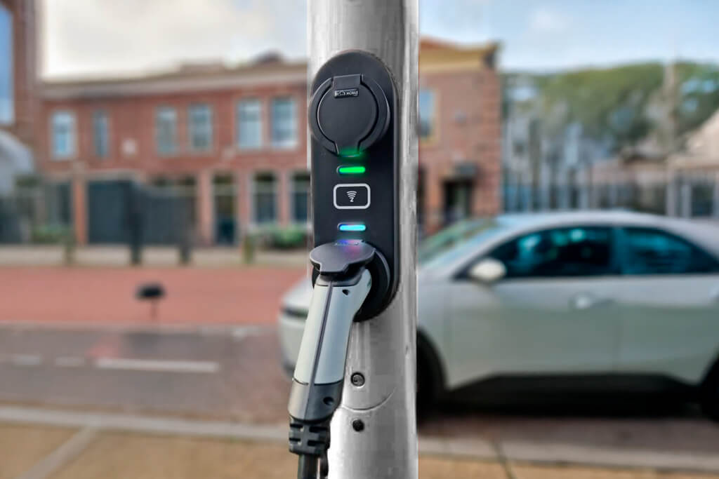 טעינה רכב חשמלי בעמוד תאורה קיים