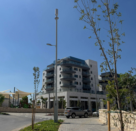 תמונה של עמוד חכם במרחב אורבני