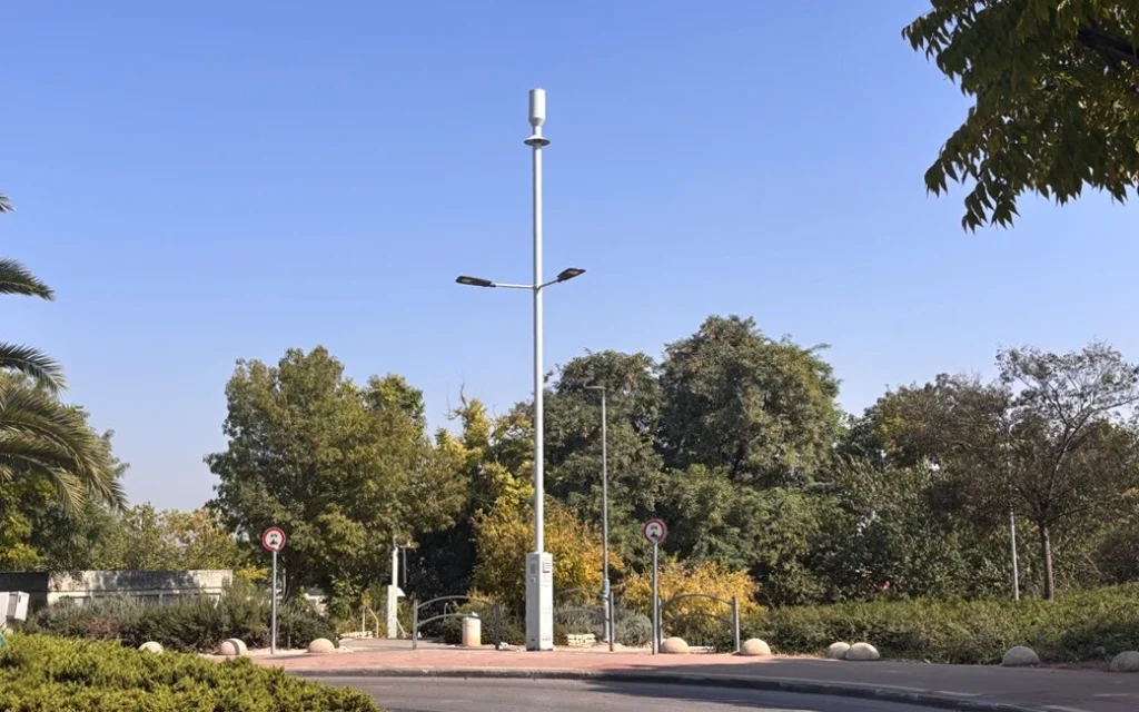 עמוד חכם לשיפור הכיסוי הסלולרי ברחוב לוי אשכול-מודיעין